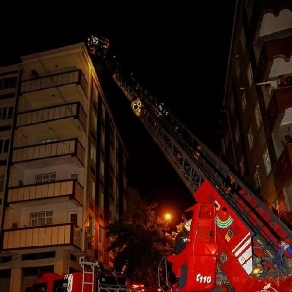 Esenler'de şampiyonluk kutlamasında atılan havai fişek yangın çıkardı - Resim : 1