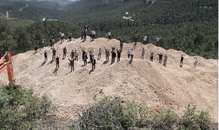 ‘Geçiş garantili’ otoyol için taş ocağı: Şirket ağaç katliamı yaptı, köylüler tesisi bastı - Resim : 2