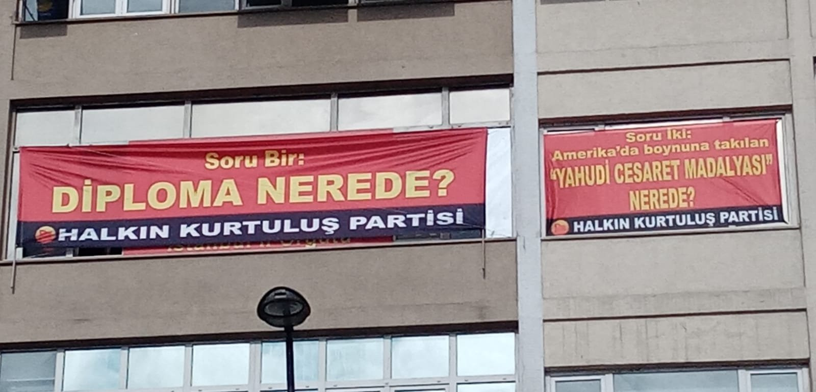 HKP'den 'Amerika’da boynuna takılan Yahudi Cesaret Madalyası Nerede?' pankartı - Resim : 1