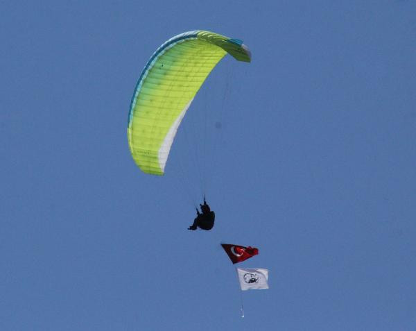 Paraşütçülerden Türk bayraklı 19 Mayıs atlayışı - Resim : 1