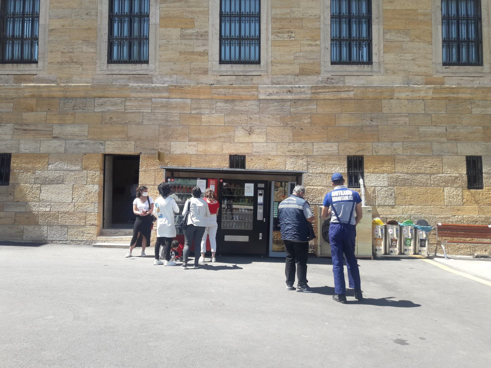 Anıtkabir'e bankomat kurulmasına sert tepki: 'Kimsenin piknik alanı değildir' - Resim : 1