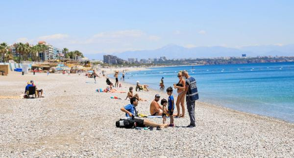 Antalya'da polisler sahilde Türk var mı diye aradı - Resim : 1