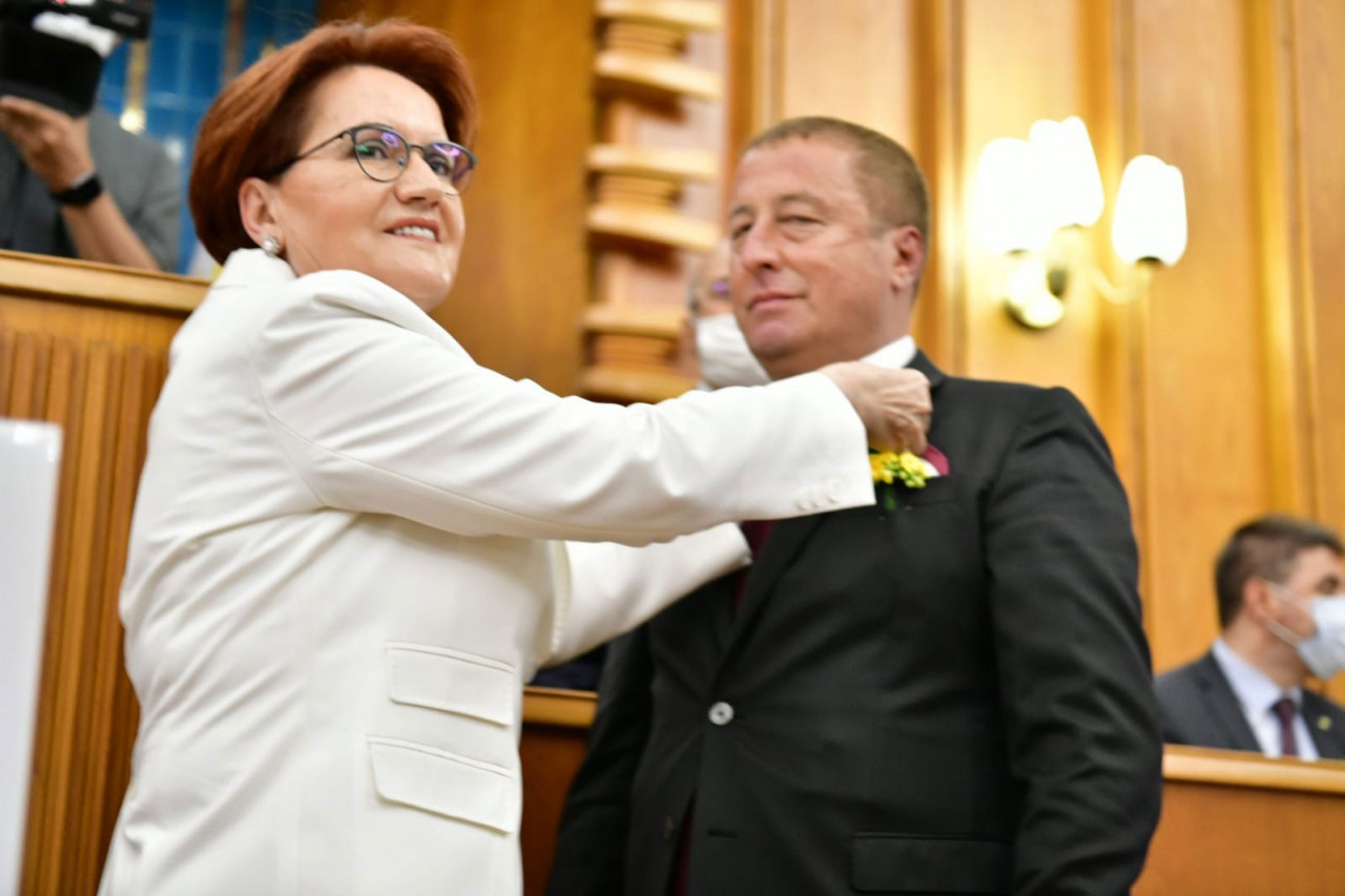 İYİ Parti'ye sürpriz katılım! Rozetini Meral Akşener kattı - Resim : 1