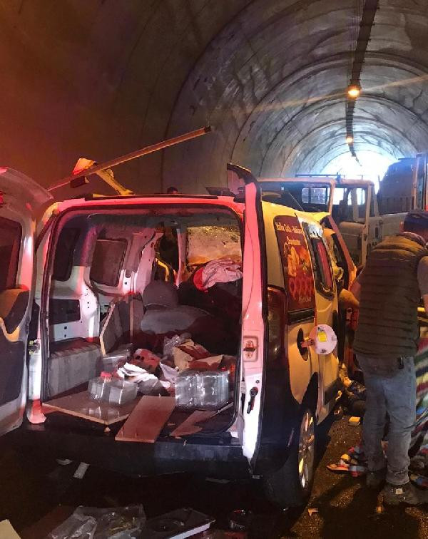 Giresun'da tünele ters yönden giren kamyonet faciaya neden oldu: 2 ölü, 2 yaralı - Resim : 1