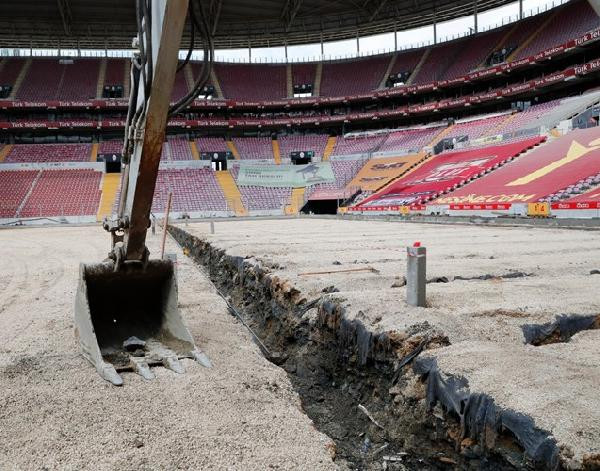 Türk Telekom Stadı'nda çim yenileme çalışması - Resim : 1