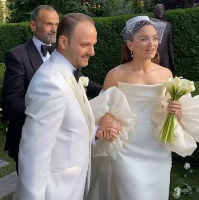 Mina Başaran’ın eski nişanlısı Murat Gezer ile Nazlı Çarmıklı evlendi - Resim : 1