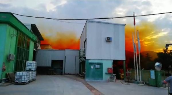 Antalya'da fabrikanın asit tankı patladı, gökyüzünü asit bulutu kapladı - Resim : 1