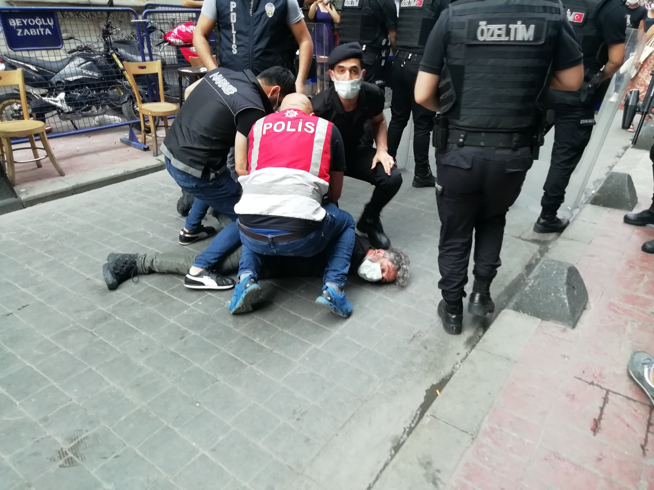 Onur Haftası Yürüyüşü'nde AFP muhabiri Bülent Kılıç'a sert müdahale - Resim : 3