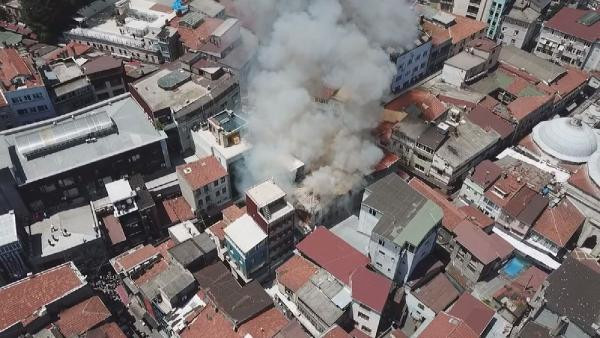 İstanbul Fatih'te yangın: Duman çevre ilçelerden de görüldü - Resim : 1