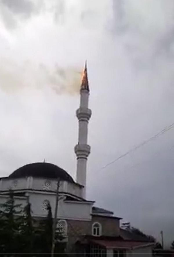 Tokat'ta yıldırım isabet eden caminin minaresi alev aldı - Resim : 1