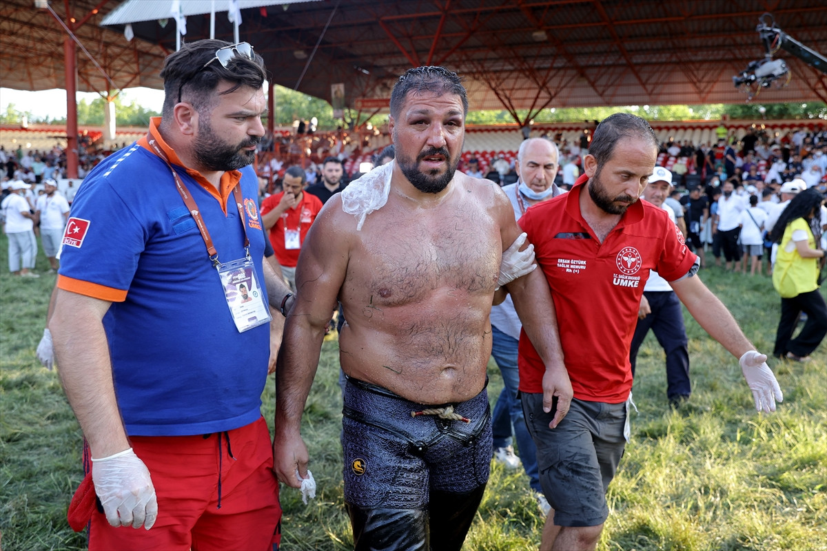 Başpehlivan Recep Kara hastaneye kaldırıldı - Resim : 1