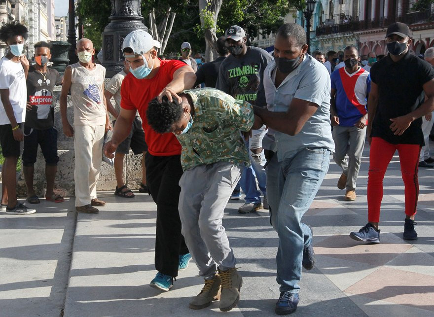 Küba'da neler oluyor? Halk ayaklandı, onlarca kişi gözaltına alındı - Resim : 1