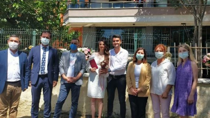 Koronavirüse yakalanan Keşan Belediye Başkanı Mustafa Helvacıoğlu balkonunda nikah kıydı - Resim : 1