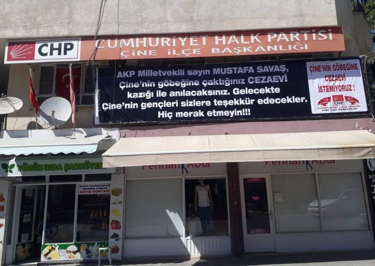 AKP ile CHP arasında pankart kavgası - Resim : 1