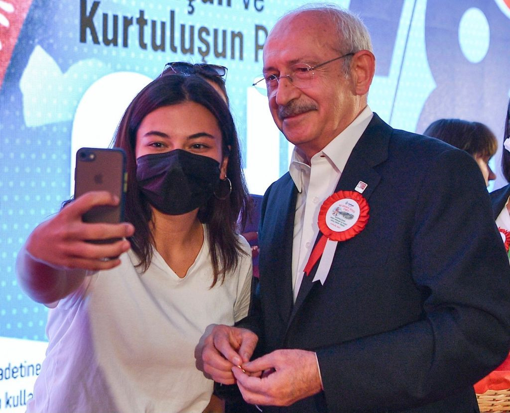 Kemal Kılıçdaroğlu, CHP'ye katılan kadınlara rozetlerini taktı - Resim : 1