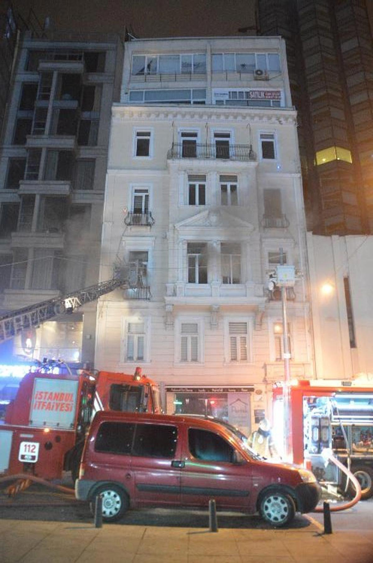 Emre Kınay’ın Oyunculuk Atölyesi’nin bulunduğu binada yangın! - Resim : 1