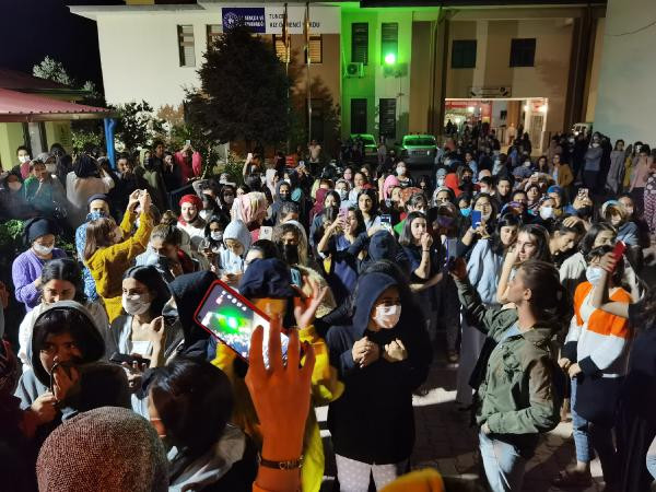 'Yer yok' gerekçesiyle gece yarısı çıkartıldılar! KYK yurdu önünde öğrencilerden protesto - Resim : 2