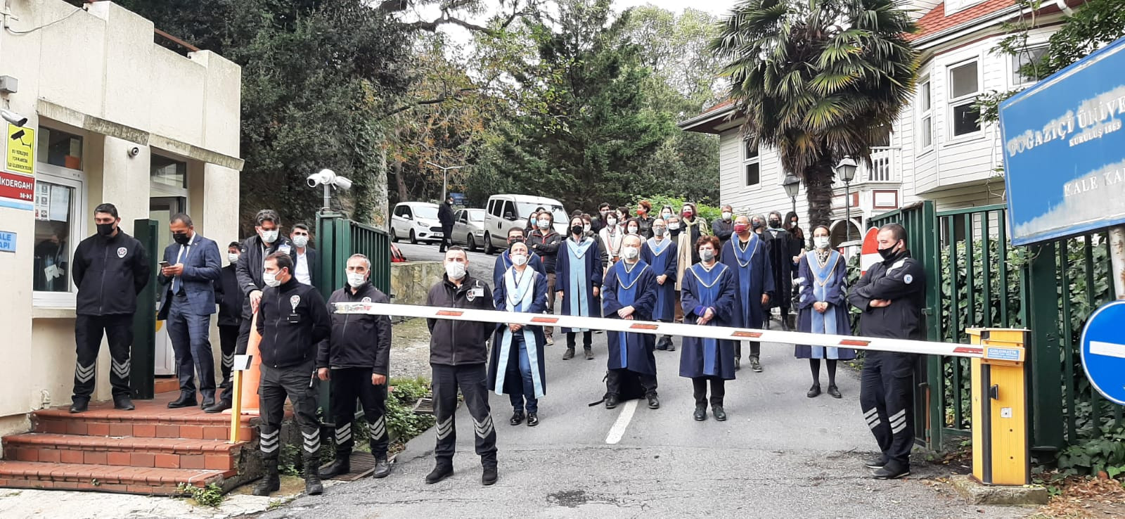 Bahçede ders yapmak isteyen Can Candan, Naci İnci'nin talimatıyla Boğaziçi'ne alınmadı - Resim : 1