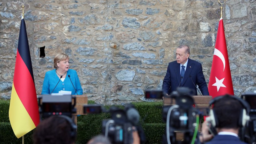 Merkel'den Erdoğan'a: Biz başkanlık sistemi düşünmüyoruz