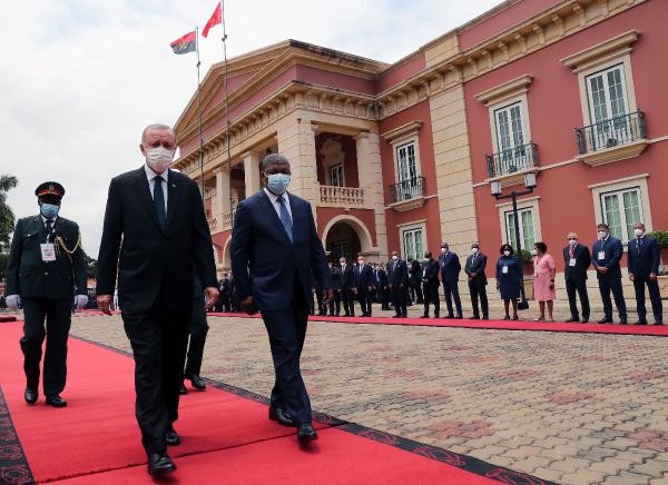 Erdoğan, Angola'da resmî törenle karşılandı - Resim : 1
