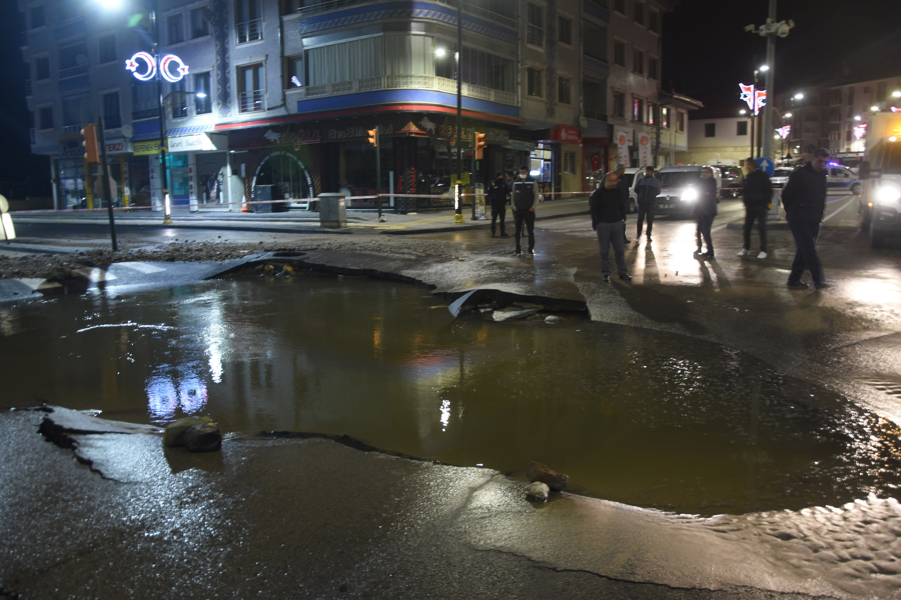 Sivas'ta içme suyu ana hattı patladı, cadde molozlarla kaplandı - Resim : 1