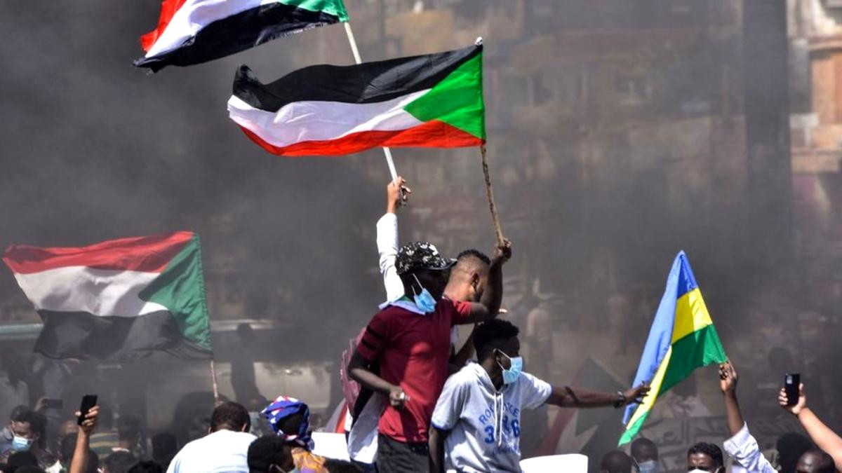 Sudan'da neler oluyor? Sivil itaatsizlik çağrısı geldi, halk sokaklara döküldü - Resim : 1