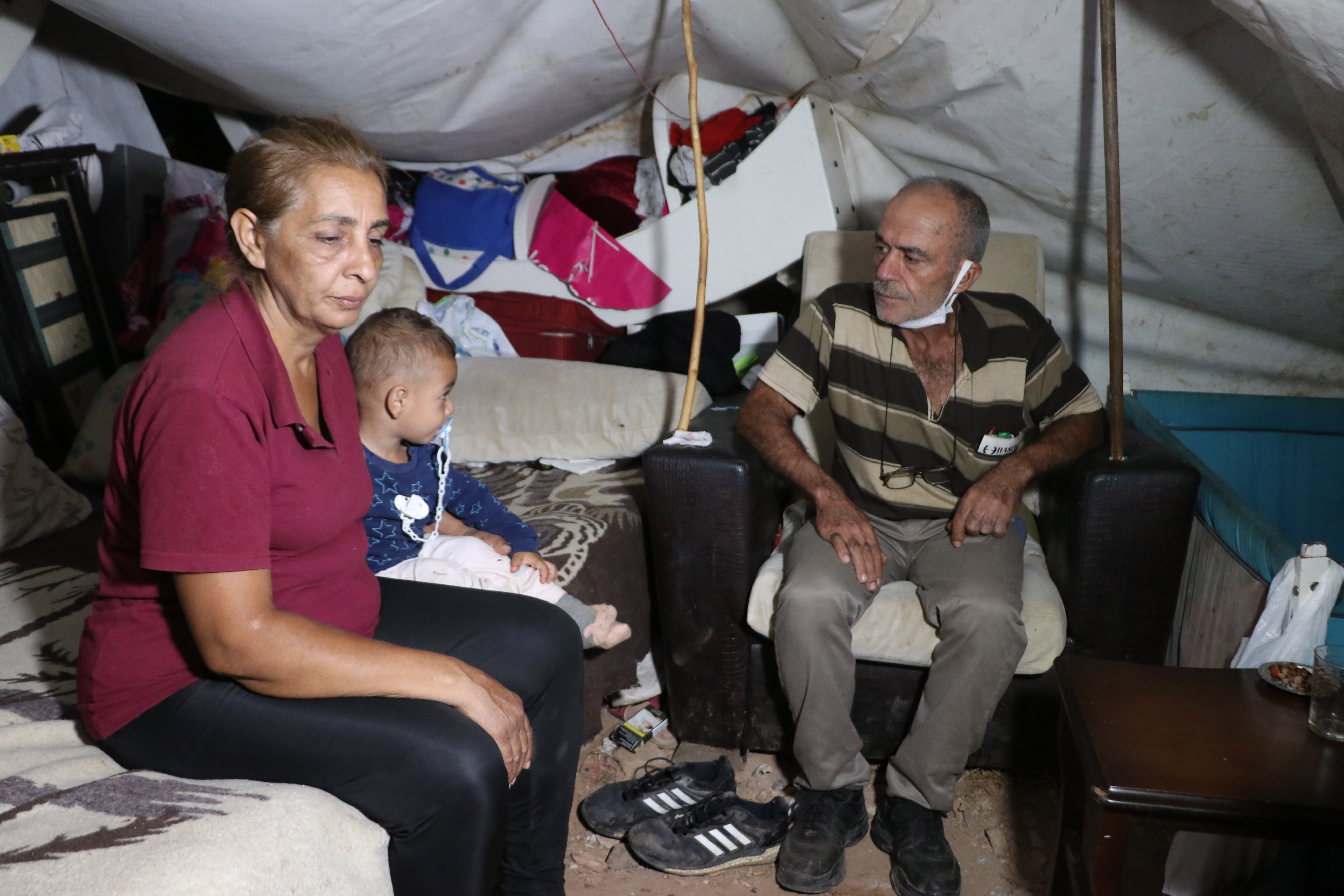Kirasını ödeyemeyen aile 3 buçuk aydır çadırda kalıyor: Torunlarını sarılarak ısıtıyor - Resim : 1