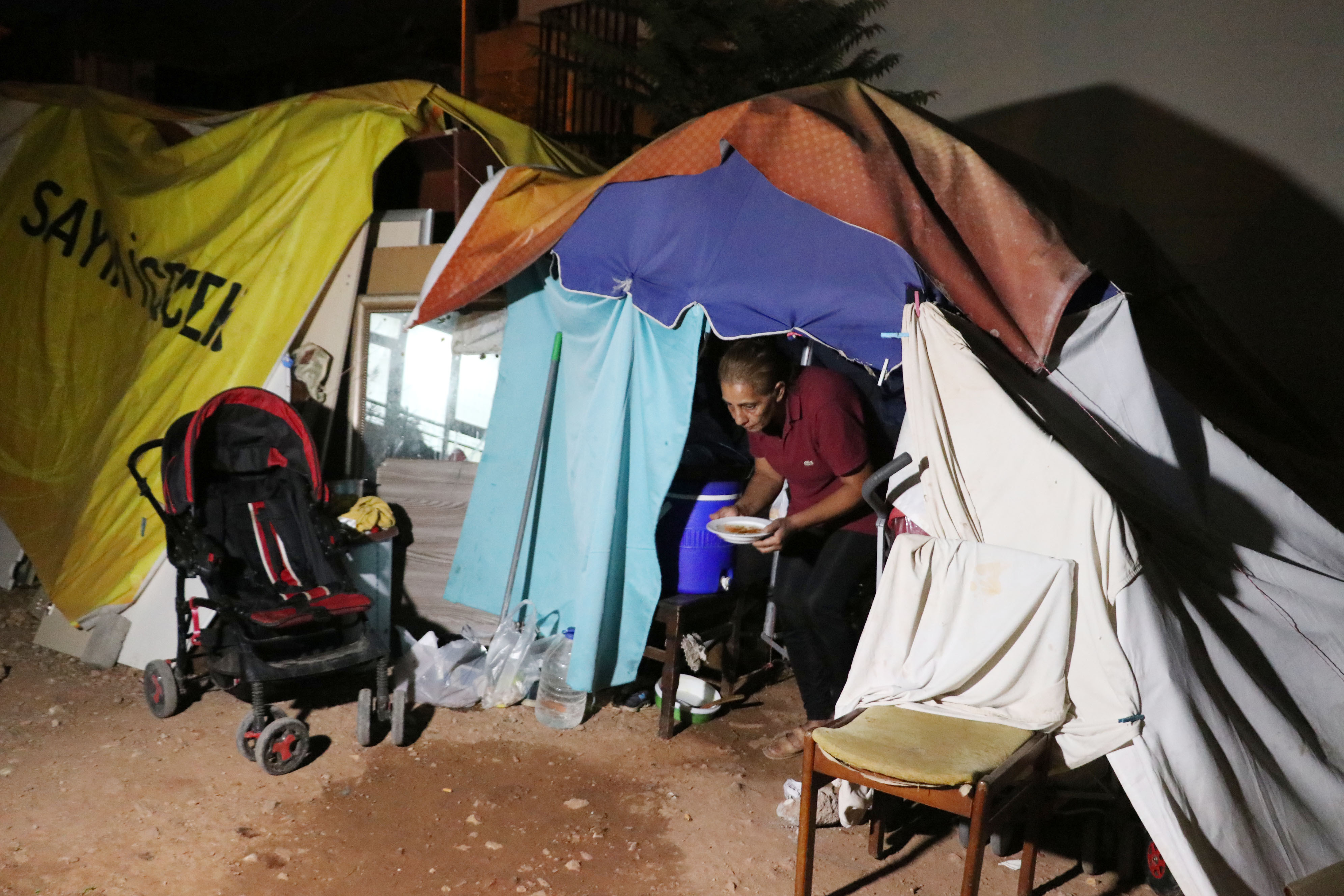 Kirasını ödeyemeyen aile 3 buçuk aydır çadırda kalıyor: Torunlarını sarılarak ısıtıyor - Resim : 2