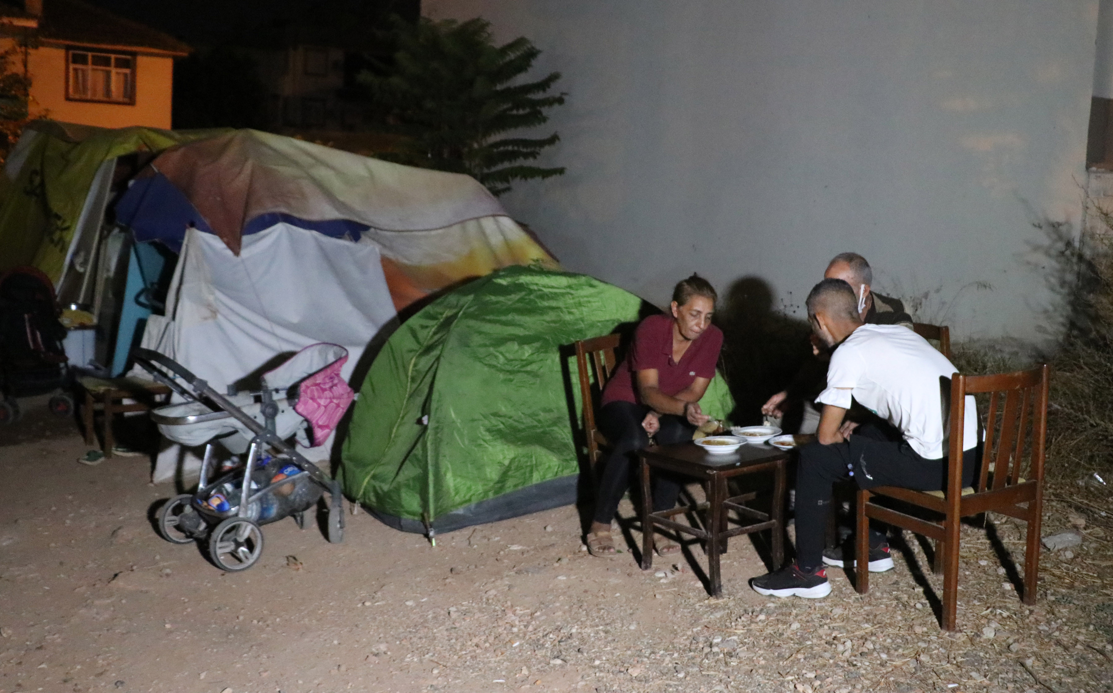 Kirasını ödeyemeyen aile 3 buçuk aydır çadırda kalıyor: Torunlarını sarılarak ısıtıyor - Resim : 3