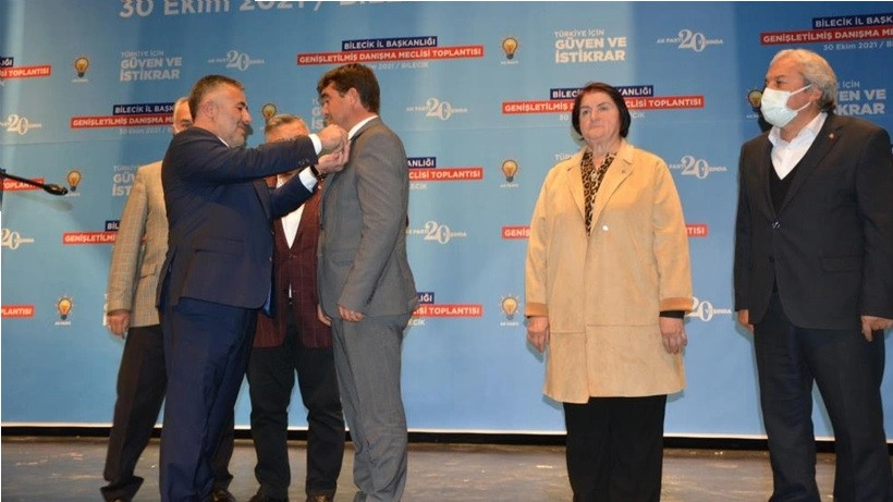 CHP'li iki meclis üyesi AKP'ye geçti - Resim : 1