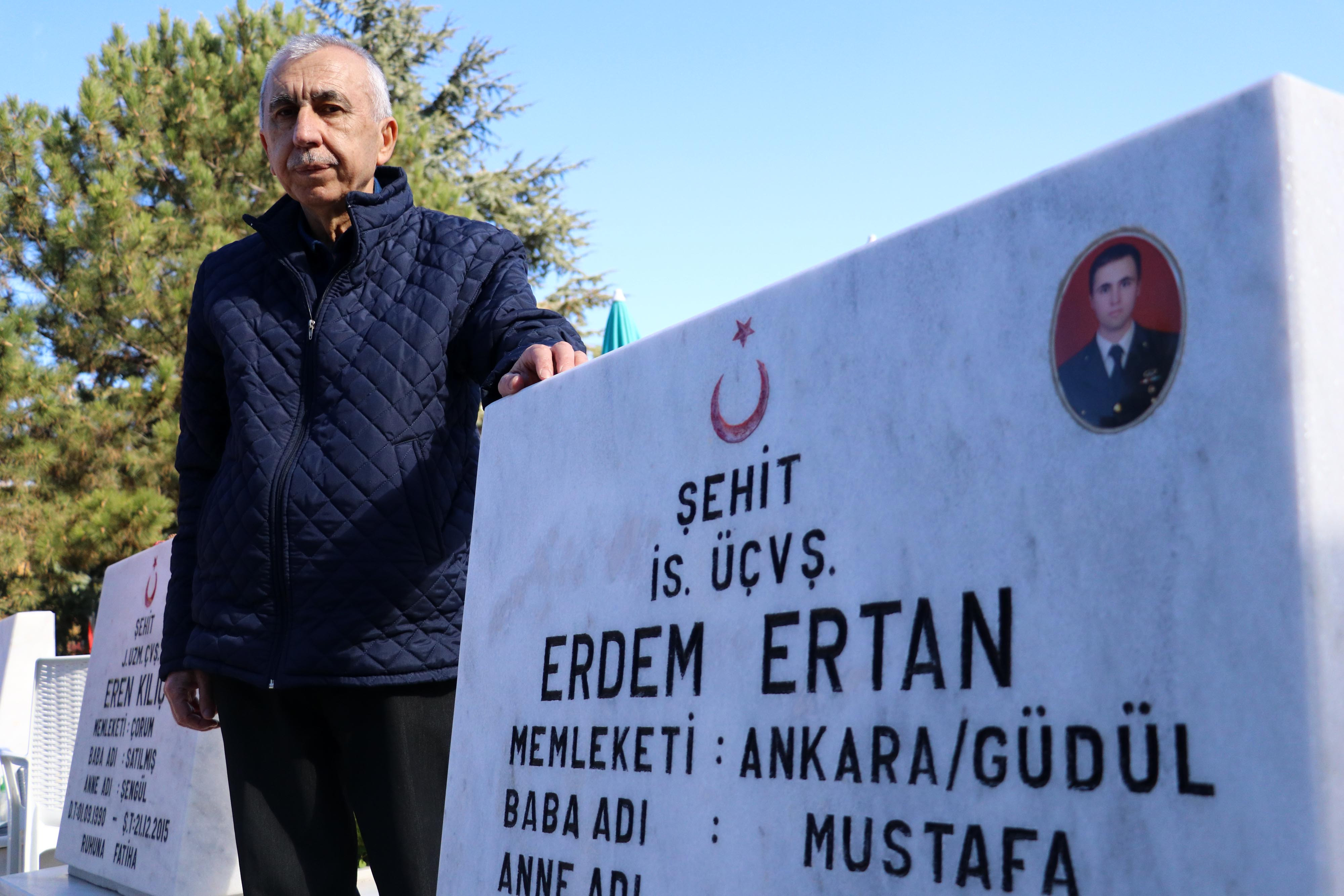 Şehit ailesinden duygulandıran karar: Şehit oğlunun mezarının yanından ev aldı - Resim : 1