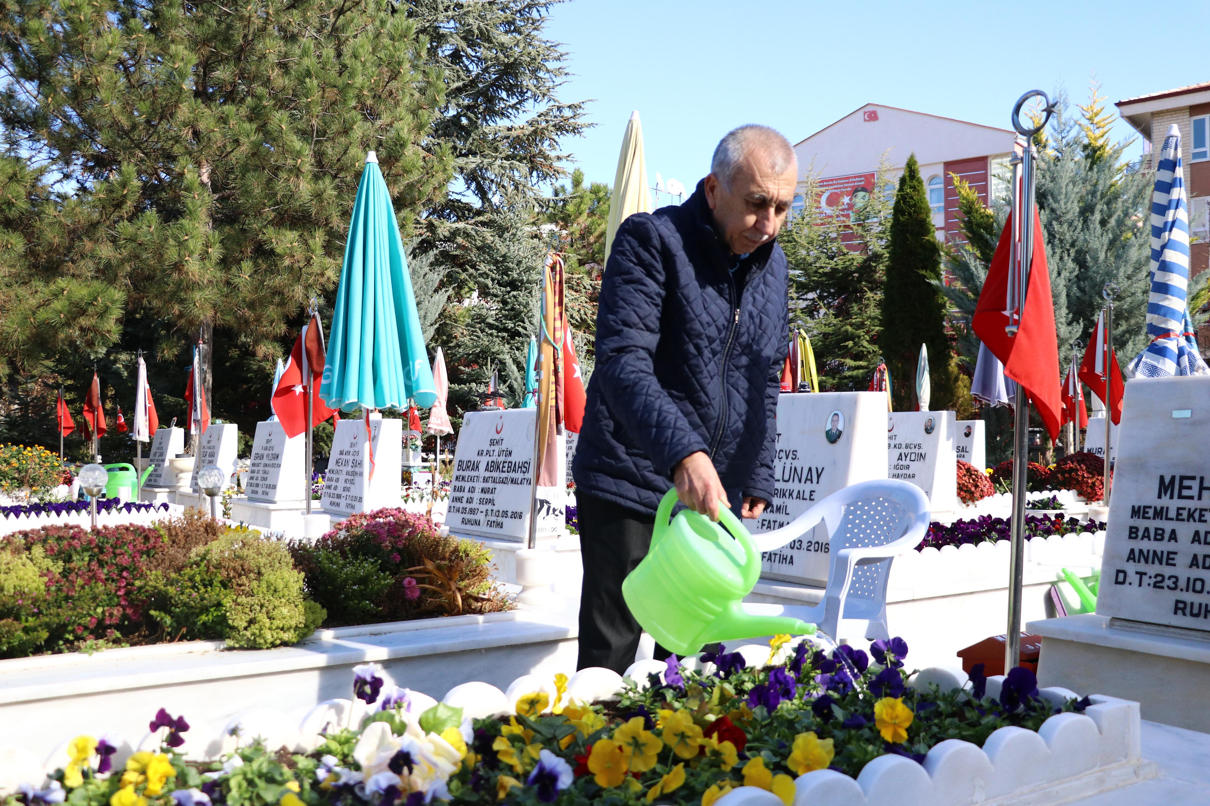 Şehit ailesinden duygulandıran karar: Şehit oğlunun mezarının yanından ev aldı - Resim : 2