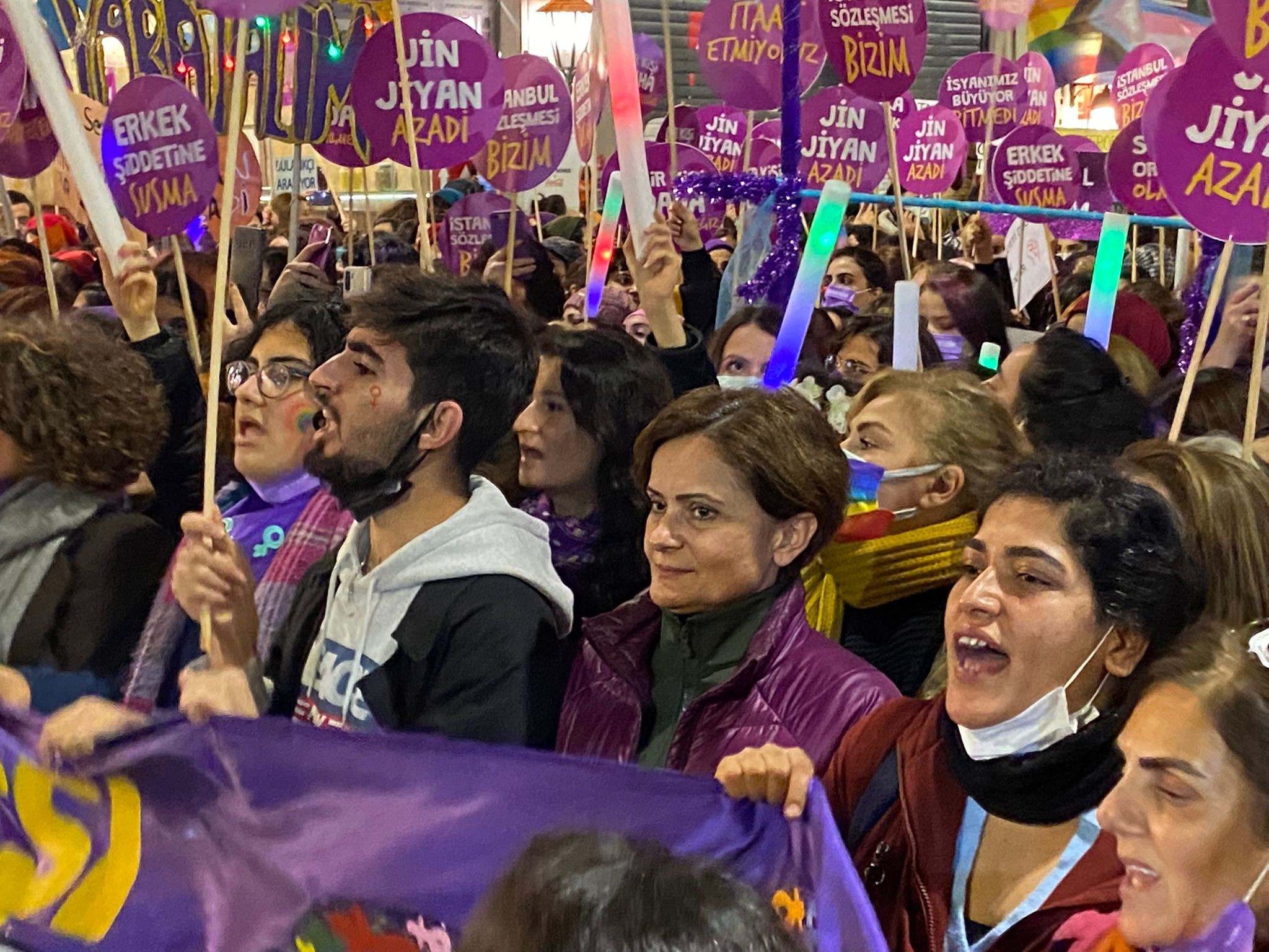 'İsyanımız bitmedi' diyen kadınlar ve LGBTİ+'lere Taksim'de biber gazlı müdahale - Resim : 1