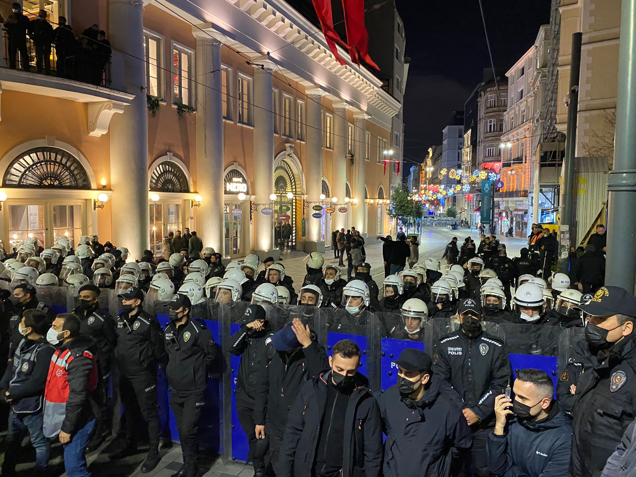 'İsyanımız bitmedi' diyen kadınlar ve LGBTİ+'lere Taksim'de biber gazlı müdahale - Resim : 2