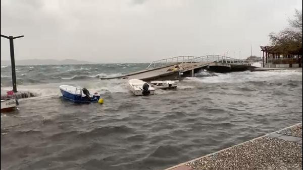 Lodos tüm Türkiye'de etkili oldu: Tekneler battı, ulaşım seferleri iptal edildi, sahillerde dev dalgalar oluştu - Resim : 3