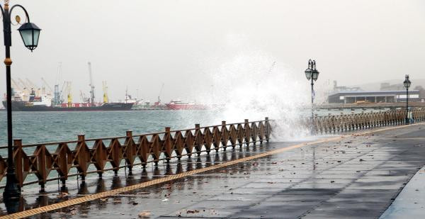 Lodos tüm Türkiye'de etkili oldu: Tekneler battı, ulaşım seferleri iptal edildi, sahillerde dev dalgalar oluştu - Resim : 7