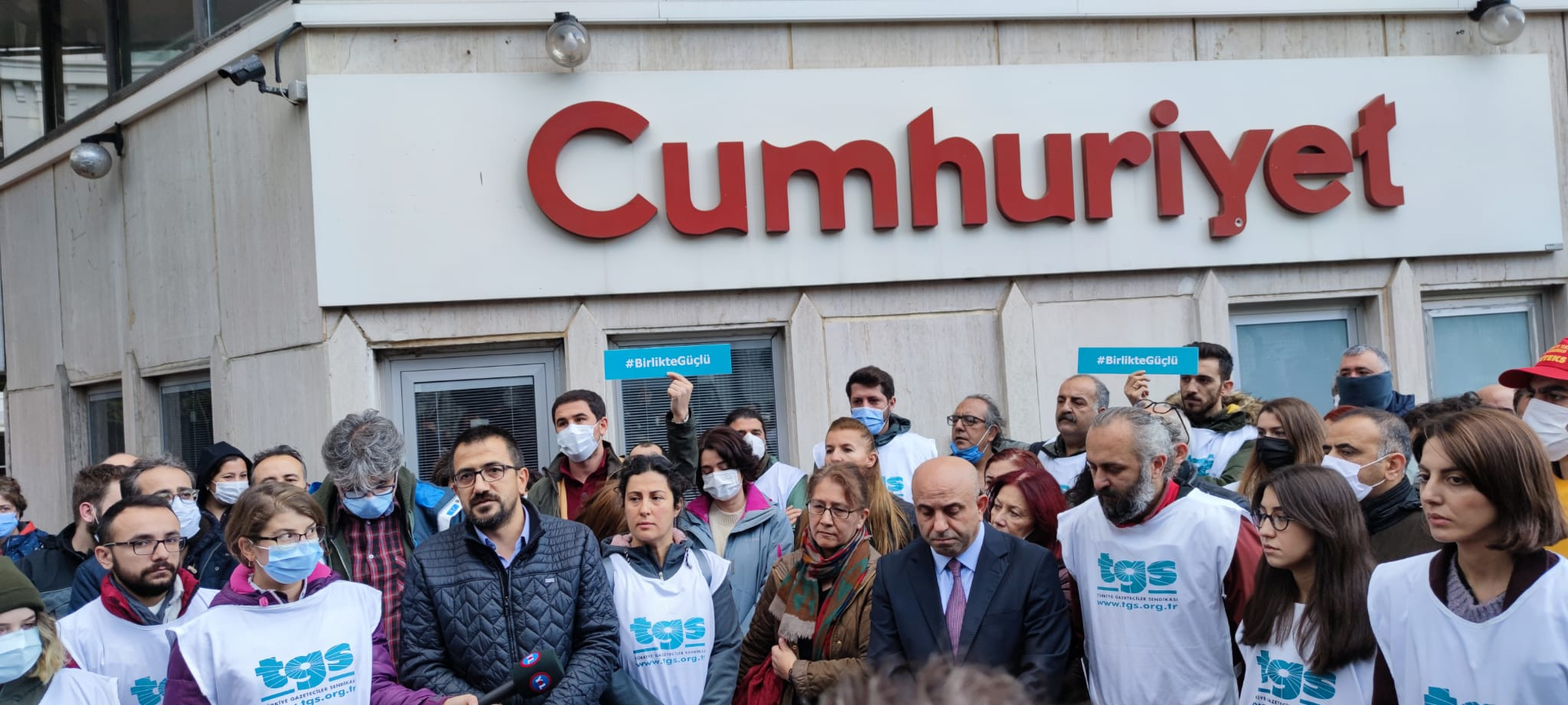 Cumhuriyet Gazetesi’nde eylem: Gazetecileri işten çıkaranlar derhal istifa etmeli - Resim : 2