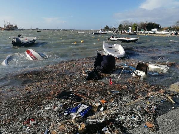 İstanbul'da lodosun bilançosu: 4 kişi hayatını kaybetti, vapur seferleri iptal edildi, 528 çatı uçtu - Resim : 5