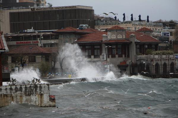 İstanbul'da lodosun bilançosu: 4 kişi hayatını kaybetti, vapur seferleri iptal edildi, 528 çatı uçtu - Resim : 2