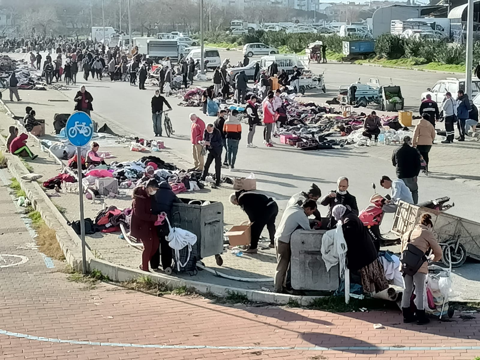 İşte yoksulluğun fotoğrafı; Çöpte ikinci el kavgası - Resim : 1