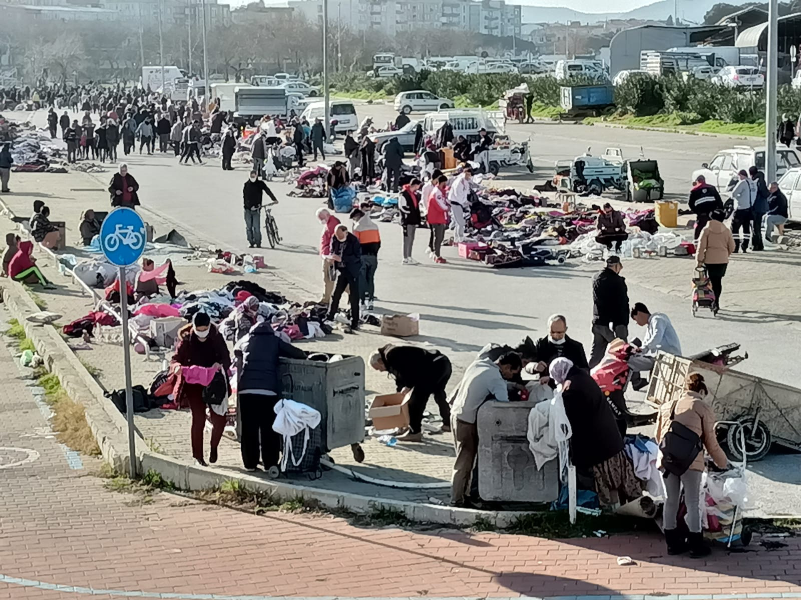 İşte yoksulluğun fotoğrafı; Çöpte ikinci el kavgası - Resim : 2