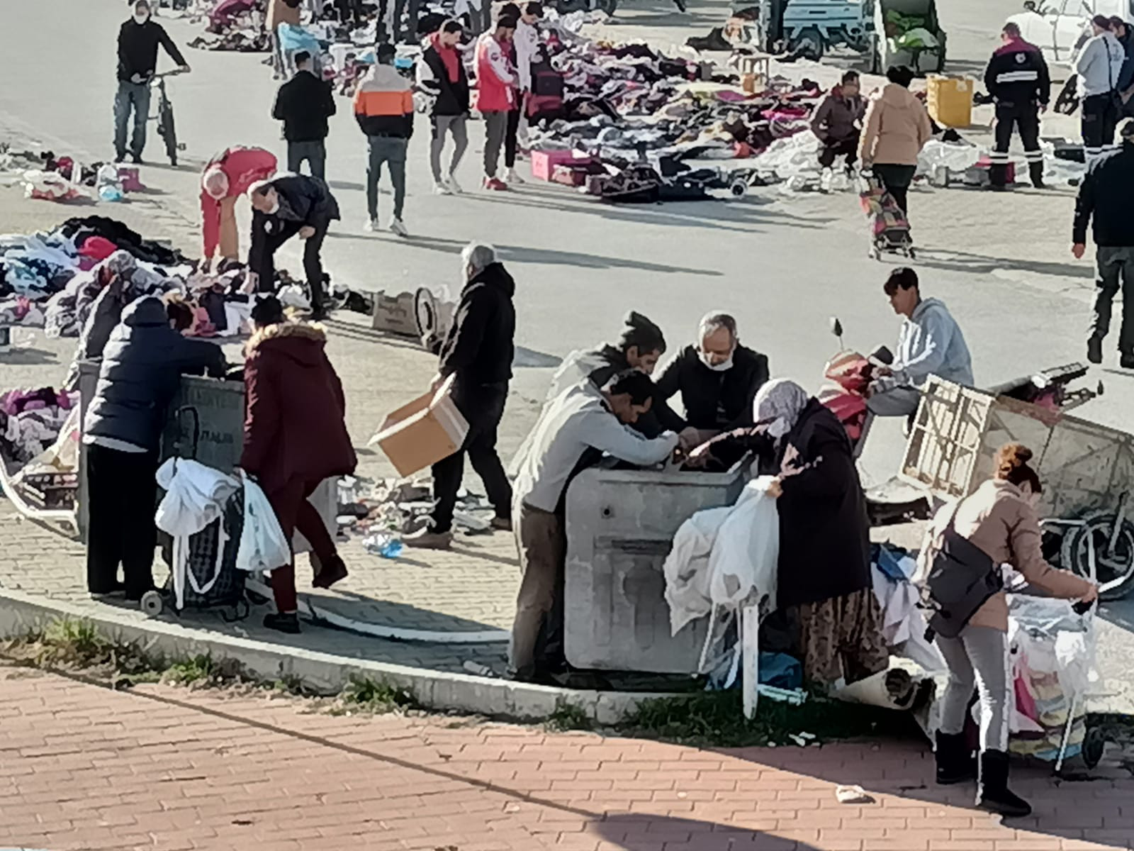 İşte yoksulluğun fotoğrafı; Çöpte ikinci el kavgası - Resim : 3