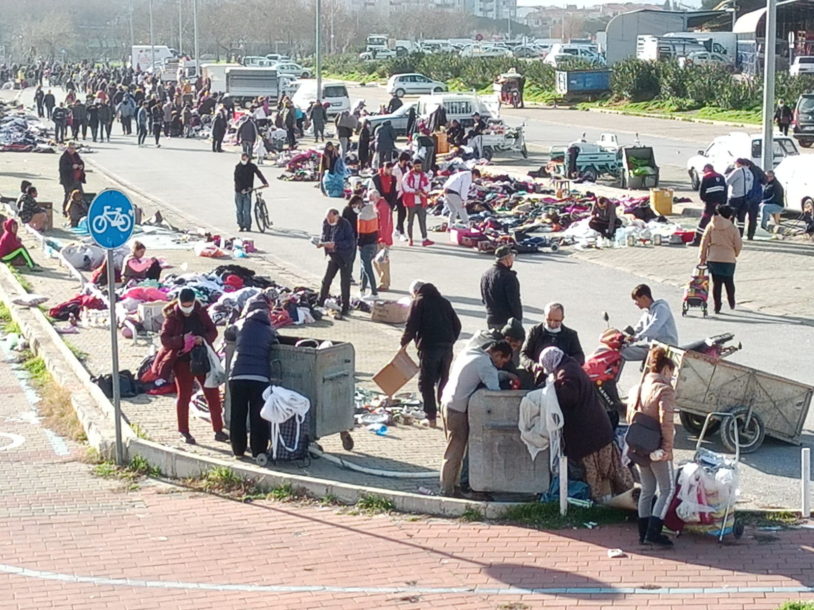 İşte yoksulluğun fotoğrafı; Çöpte ikinci el kavgası - Resim : 4