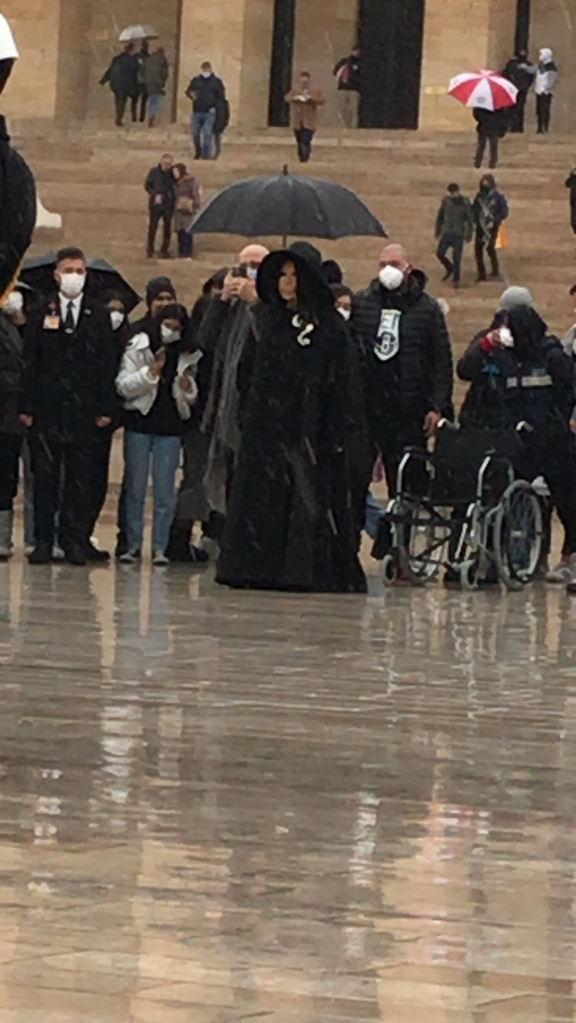 Bülent Ersoy'un Anıtkabir'deki fotoğrafı tartışma yarattı - Resim : 1