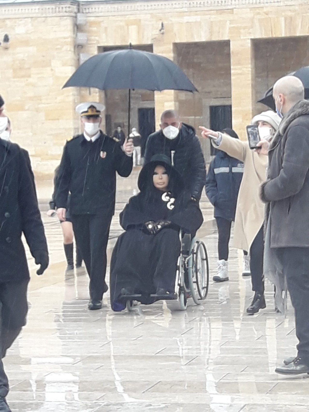 Bülent Ersoy'un Anıtkabir'deki fotoğrafı tartışma yarattı - Resim : 2