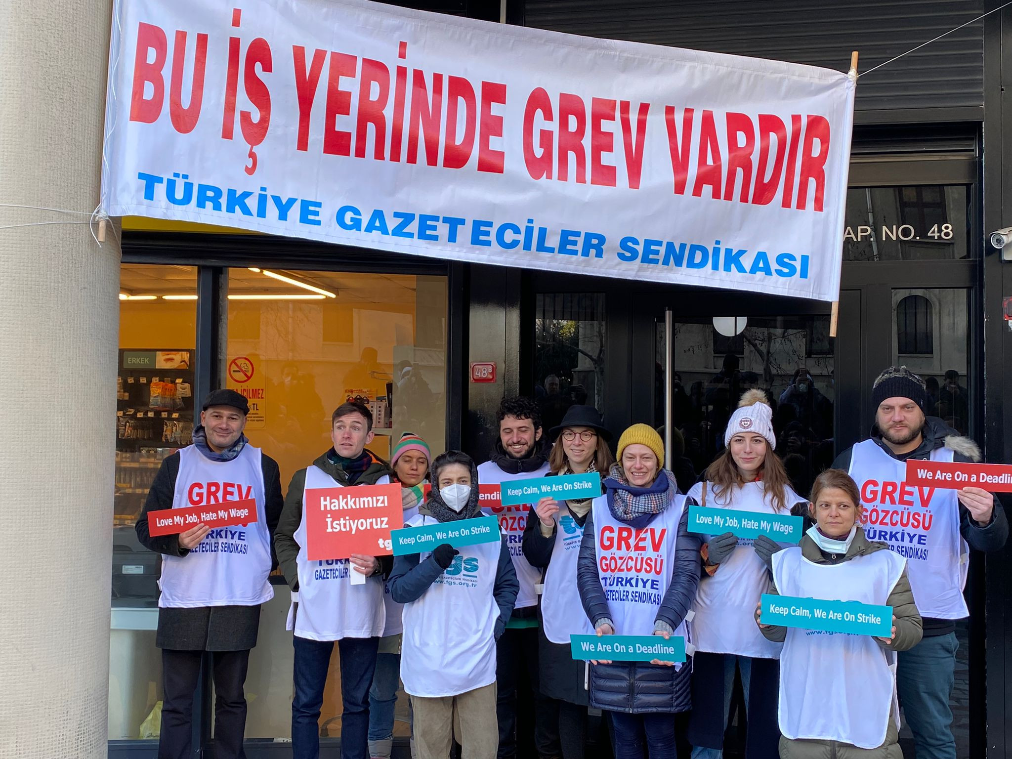 BBC İstanbul bürosu çalışanları greve çıktı - Resim : 1