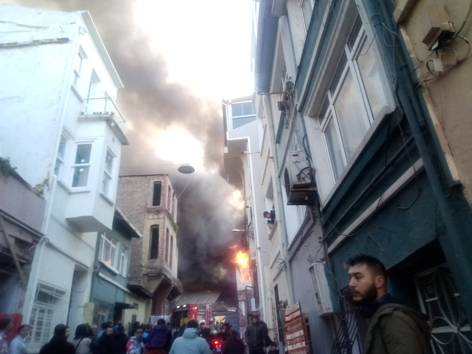 İstanbul'da tarihi kiliselerin olduğu bölgede ahşap bina küle döndü! Yurttaşlardan itfaiye tepkisi - Resim : 1