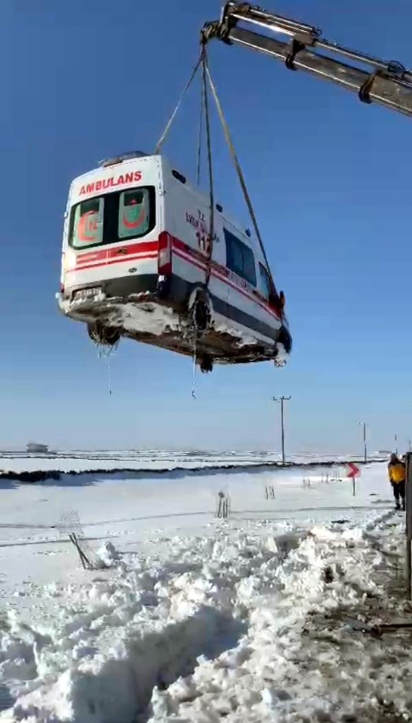 Hasta almaya giderken kara saplanan ambulans vinçle kurtarıldı - Resim : 1