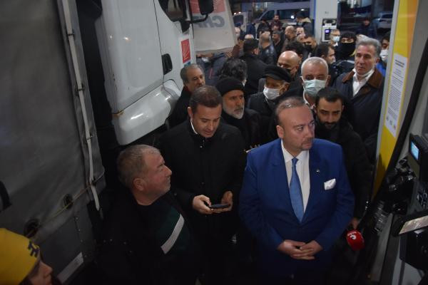 CHP'li Özkan Yalım'ın kullandığı TIR, İzmir'e ulaştı: 'Bu politikalarla saray iktidarında zamlar durmaz' - Resim : 1