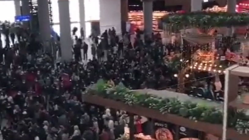 Erdoğan, 'dünya çapında bir şaheser' demişti: Mahsur kalan turistler İstanbul Havalimanı'nda isyan etti